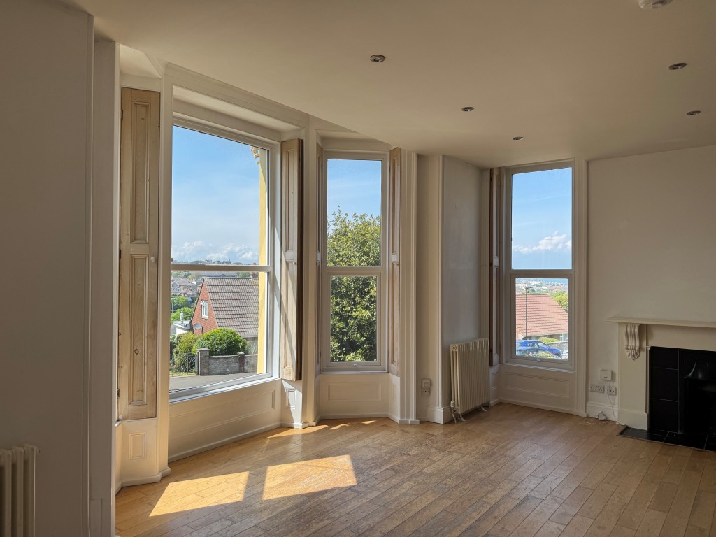 Lot: 11 - ONE-BEDROOM FLAT WITH ATTRACTIVE VIEW FOR INVESTMENT OR OCCUPATION - Living Room with sea views